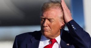 Verdens mest magtfulde mand er en svagpisser og vægelsindet vindbøjtel