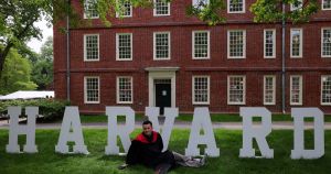 Trump spiller hasard i sit opgør med Harvard