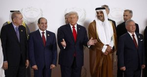 At måle Trump på, om freden i Mellemøsten holder, svarer til at forvente, at AGF-fans bevarer jordforbindelsen