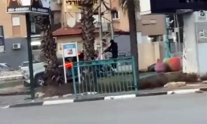 Man shot dead after car chase through downtown Lod