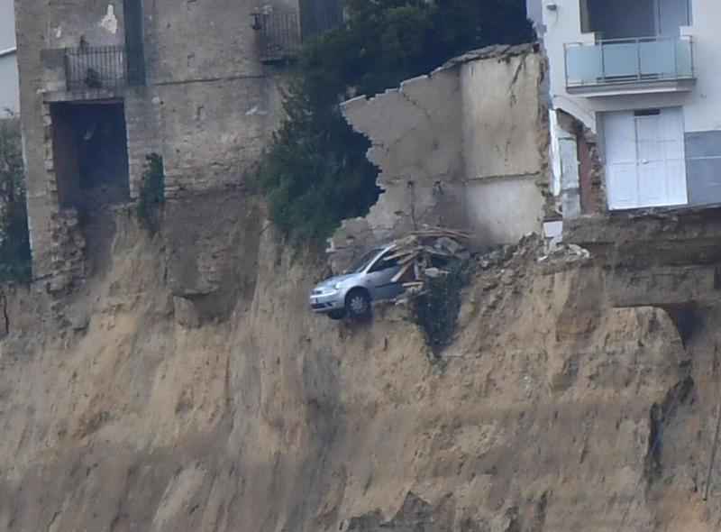 Meloni in Niscemi promises cash to calm the controversy over landslide damage