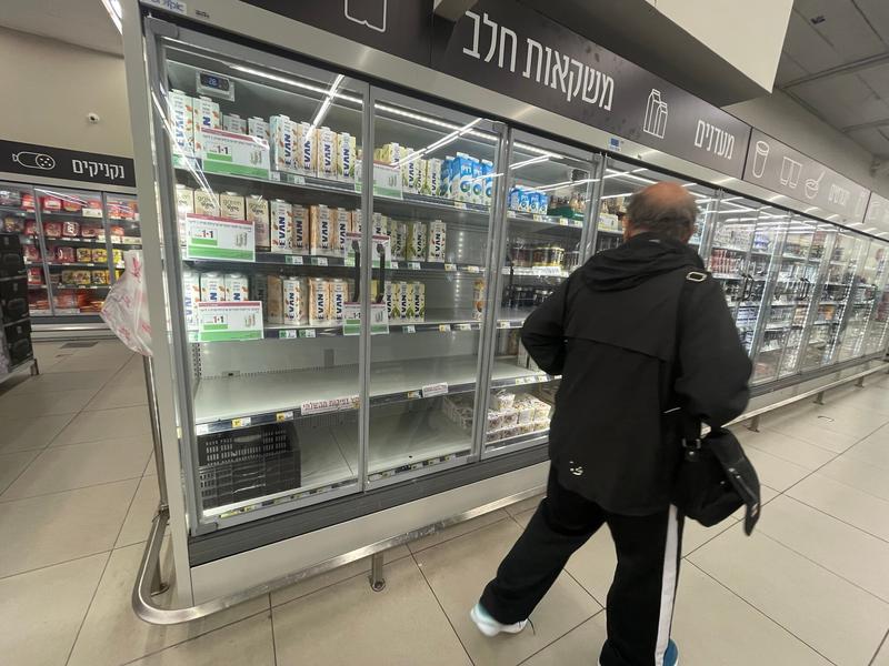 Shoppers face empty milk shelves as dairy farmers ramp up fight against proposed reform