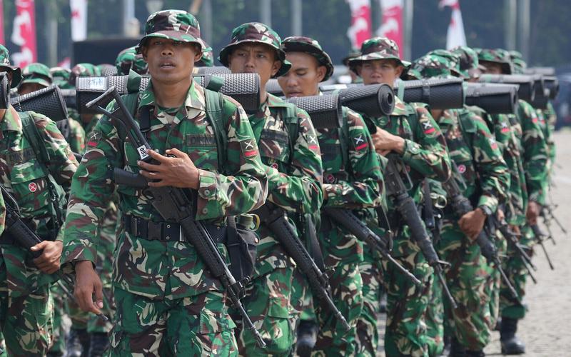 ‘We shall overcome this evil’: Herzog lays wreath at site of Bondi terror attack