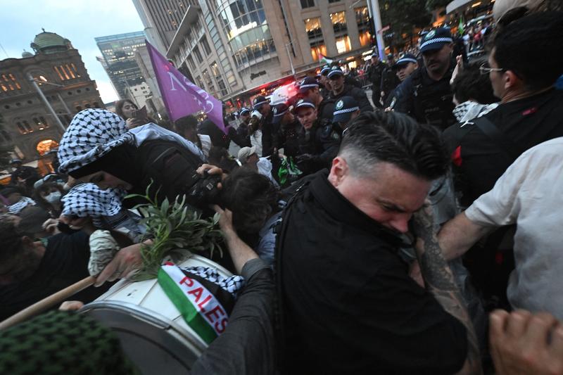 Protests in Sydney against Herzog’s visit turn violent amid scuffles with police