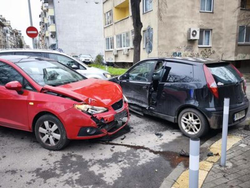 Извънредно: Две коли се блъснаха на ул. 