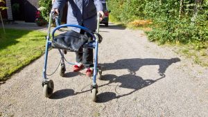 Ihmissuhteet | Mummo lähti rollaattorikävelylle ja löytyi purosta