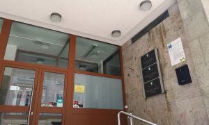 Obtoženega ne zmorejo pospremiti nekaj metrov do sodišča