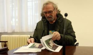 Obtoženi strelec pravi, da je pištolo kupil zaradi piratov s Karibov