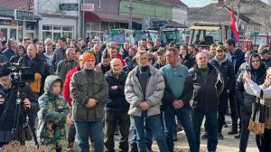 Poljoprivrednici iz Šumadije nastavljaju blokade puteva