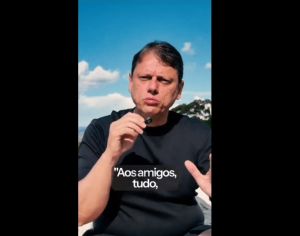 No Carnaval, Tarcísio rasga fantasia de candidato à reeleição em SP e joga no lixo