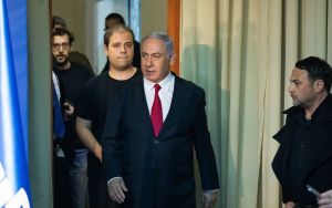 Senior aides to Netanyahu request cancellation of witness intimidation charges