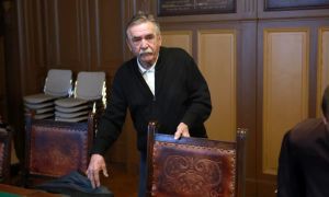 Z avtom štirikrat povozil pijanega prijatelja