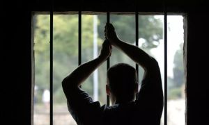 Švedska predstavila predlog novih pravil za mladoletne zapornike: sodili bi lahko že 13-letnikom