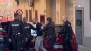 Un hombre y sus padres matan a un vecino a cuchilladas y golpes en València por quejarse del ruido