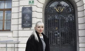 Na sodišče ni hodil, žrtev pa vabi k sebi domov