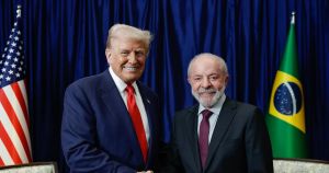 Opinião | Flávio Bolsonaro tem potencial para trazer Trump de volta para a política e a eleição no Brasil?