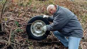 Boschi presi di mira dagli incivili. Volontari all’opera per la pulizia. Tolti pneumatici, batterie e mobili