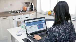 Piede fratturato in smart working, il giudice: è infortunio sul lavoro