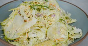 Notícia | Salada de repolho, erva-doce e maçã