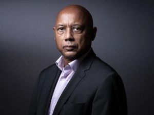 « Attaque contre la justice, réécriture de l’histoire, interdictions de mots… ce que décrit Orwell est déjà là » : entretien avec Raoul Peck, réalisateur de « Orwell : 2 + 2 = 5 »
