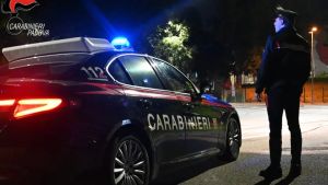 Suonano i citofoni di notte, i carabinieri li trovano con coltello e spray al peperoncino: denunciati