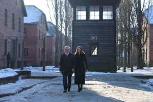 UK premier visits Poland with family to find wife’s ancestral Jewish home