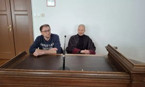 V samoobrambi? Sosedu s sekirico zlomil lobanjo