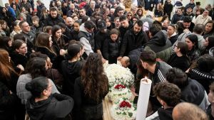 In centinaia per l’addio a Michele: 