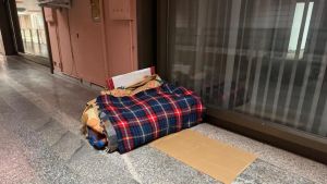 Montegrotto, giaciglio del senzatetto distrutto: coperte gettate dal ballatoio