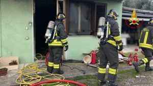 Fiamme all’alba a Montelabbate, incendio in una bifamiliare: soccorse due persone dal 118