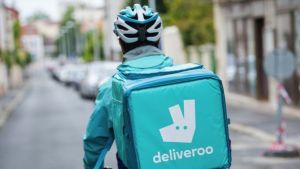 Milano, controllo giudiziario per Deliveroo. «Sfrutta i rider con l’algoritmo come Glovo. I compensi non garantiscono un'esistenza dignitosa»
