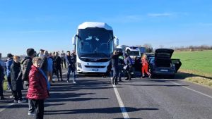 Scontro tra un bus e un’auto: paura per una cinquantina di turisti in gita al santuario di Castelmonte