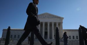 Anne Deysine : « La Cour suprême a retiré à Trump une arme d’intimidation massive, mais ne lui a pas infligé de revers majeur »