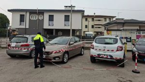 Auto vendute al distributore senza autorizzazione: scatta il sequestro
