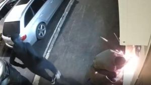 Assalto in diretta al compro oro: due asce e la fiamma ossidrica. Caccia alla banda di ladri