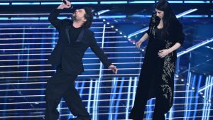 Sanremo 2026, Lillo scende le scale in moonwalk e parafrasa Petrecca: le gag della seconda serata