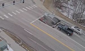 (VIDEO) Srhljiv incident: avtomobila zgrmela v ogromno luknjo sredi križišča