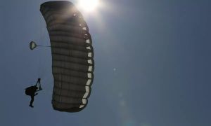 Jadralnemu padalcu se je zaprlo padalo, njegovo življenje visi na nitki