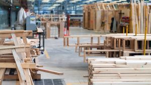 Radnici fabrike GIR iz Kraljeva protestuju ispred Skupštine grada: Duguju nam decembarsku i januarsku platu, a magacini prazni i sve stoji