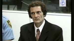 „Ako pobegne u Srbiju, sudije moraju da odgovaraju“: Ratni zločinac Dragoljub Kunarac, optužen za ubistva i mučenje u Foči 1992, pušten da se brani sa slobode