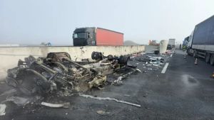 Scontro tra tir sull’A4 a San Donà: uno prende fuoco, traffico in tilt
