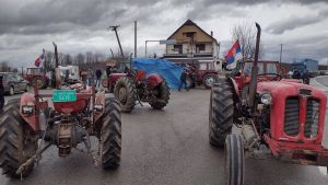 „Od Martinovića preko Glamočića sve gore i gore“: Blokade poljoprivrednika na oko 80 mesta u Srbiji, zatvoreni svi putevi ka Kraljevu