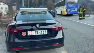 Schianto Statale 52 bis tra bus e auto, il veicolo distrutto contro il guardrail