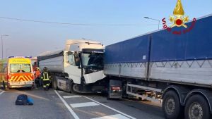 Scontro frontale tra due tir, camionista estratto dai vigili del fuoco