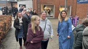 Se video: Gitte rørt til tårer - kø til ophørsudsalg gik helt ud til torvet
