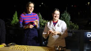 Ospiti a Bar Carlino: la lezione di dialetto del ‘profesåur’ Serra. Le lapidi di Beccamorta /