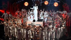 Laura Pausini e il Piccolo coro dell’Antoniano: “Basta guerre”