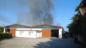 Manzano, brucia capannone industriale per il deposito della legna: a fuoco 1200 metri quadrati