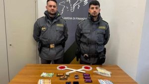 Mezzo chilo di hashish in auto: arrestato 21enne