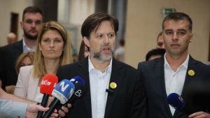 „Kulturi je oduzeto 1,3 milijarde dinara – nećemo da dajemo legitimitet budžetu u kome su građani žrtva“: Hadži Nenad Maričić o napuštanju sednice